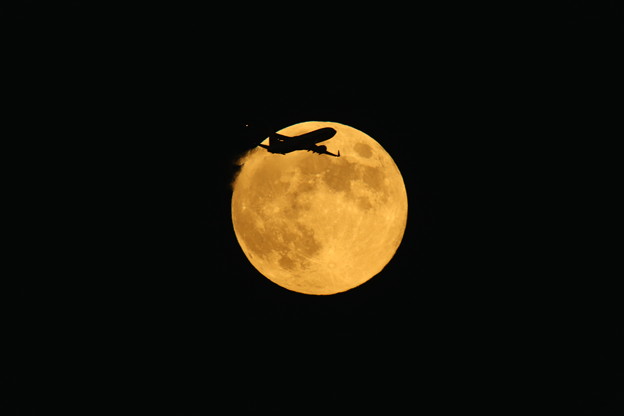 写真: 中秋の名月と飛行機(やや上)　2013-09-19