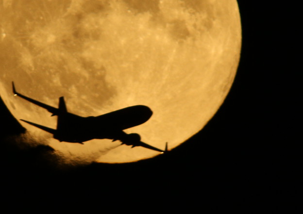 写真: 中秋の名月と飛行機　トリミング