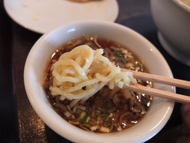 写真: 中国酒房 らーめん天空 冷やしつけ麺 麺に生姜が絡む様子