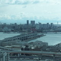 写真: 神戸市役所展望ロビーから南側(ポートアイランド)を望む