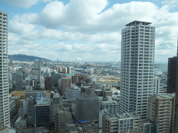 写真: 神戸市役所展望ロビーから東側を望む２