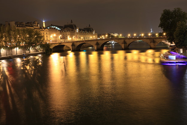 写真: パリの川沿い