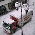 雪の日の配送車