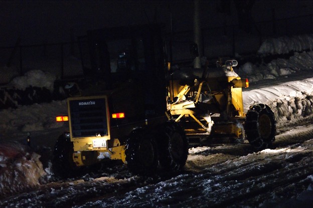 写真: 夜の除雪車