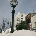 写真: 雪に埋もれるガス灯