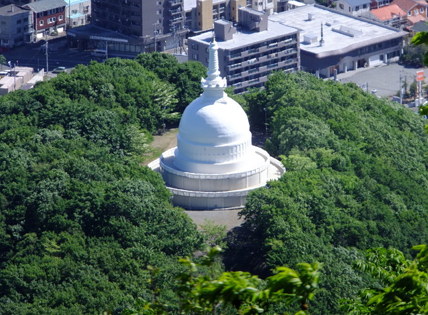 写真: 藻岩山山頂から見た平和記念塔@初夏の札幌