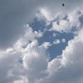 写真: ハート型の青空