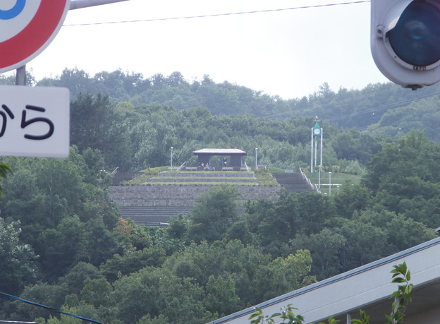 写真: 麓から見た旭山記念公園