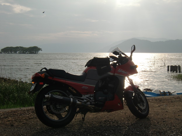 写真: 琵琶湖の夕日、Ninjaと共に。