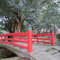 境内の赤い橋