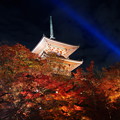 写真: 夜の清水寺三重塔