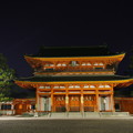 写真: 夜の平安神宮応天門