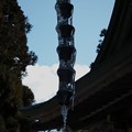 写真: 凍り付いた鎖樋