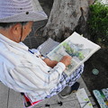 写真: 丸亀城を描く老画家