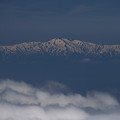写真: 雲上の山々