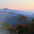 写真: 朝靄漂う山々