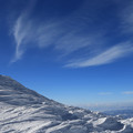 写真: 凍る山と流れる雲