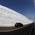 写真: 雪壁の山岳道路