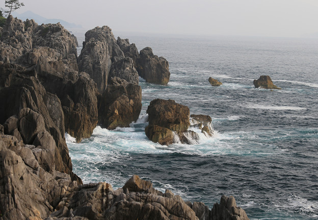写真: 荒々しい岩々