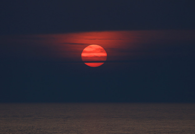 写真: 日本海に陽が沈む