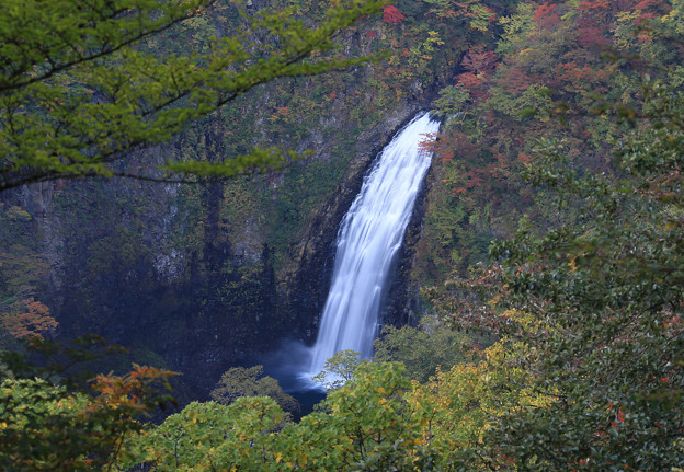 写真: 紅葉始まる蔵王の滝