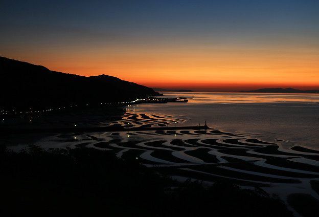 写真: 日暮れの御興来海岸