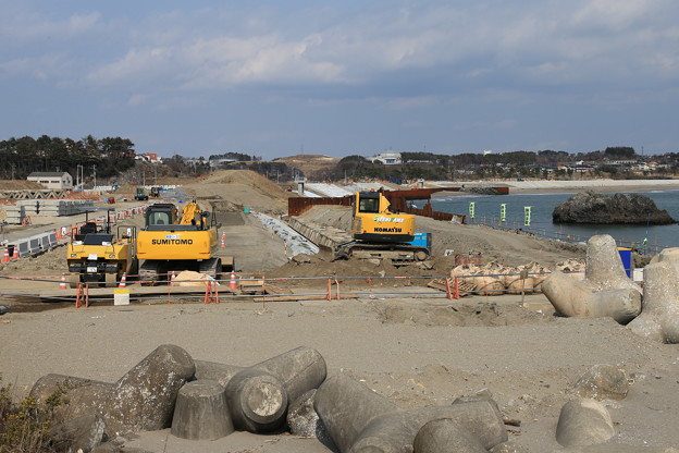 写真: 防潮堤工事の現状