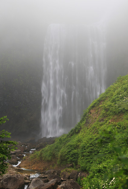 写真: 霧に霞む賀老の滝
