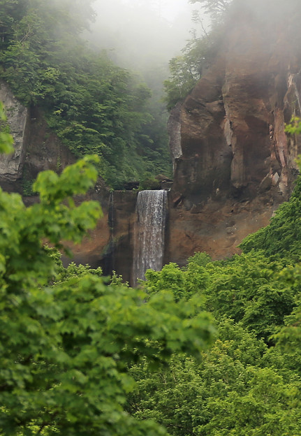 写真: 深山のインクラの滝