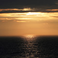 写真: 夜明けの大海原