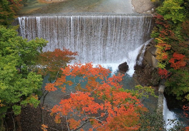 写真: 清水流れる松川渓谷