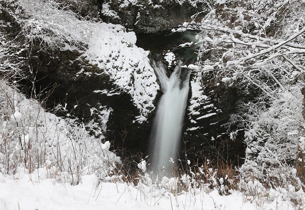 写真: 極寒時の不動滝