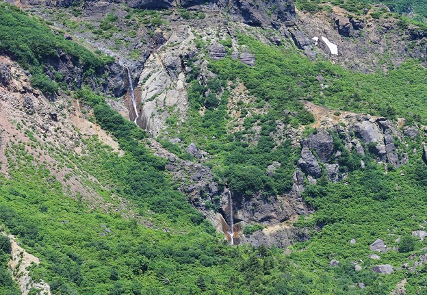 写真: 岩壁を流れる振子滝