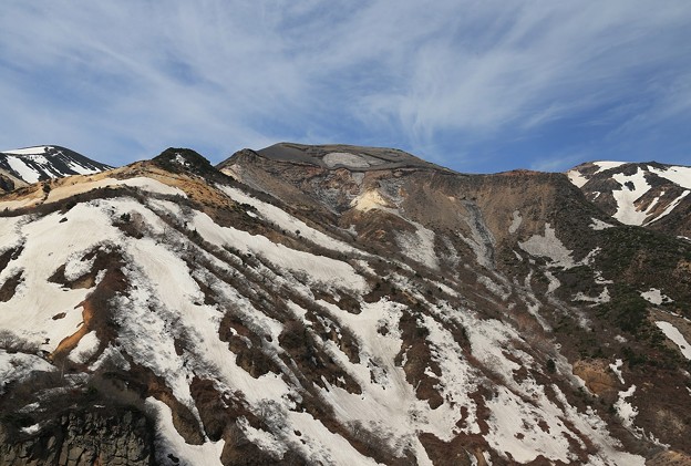 写真: 荒々しい蔵王五色岳