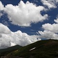 写真: 雲湧く夏の山