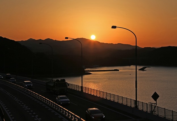 写真: 大鳴門橋の夕陽