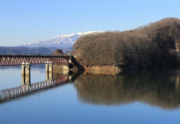 写真: 湖に架かる釜房大橋