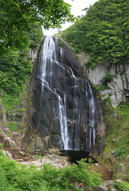 写真: 巨大岩壁の安の滝