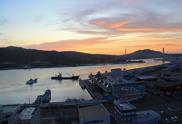 写真: 早朝の気仙沼漁港