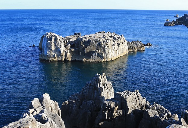 写真: 巨釜の八幡岩