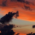 写真: 朝焼け雲に暗雲