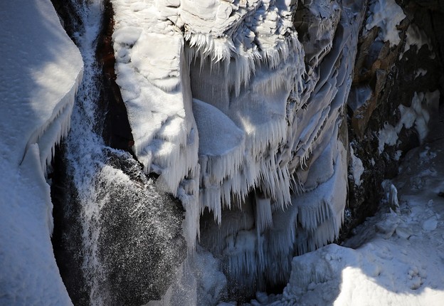 写真: 滝飛沫の氷柱