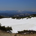 写真: 雪渓と遠く吾妻連峰