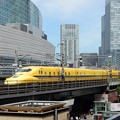 写真: 黄色の新幹線