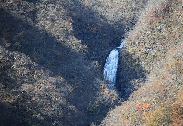 写真: 深山の瀑布