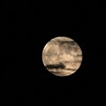 写真: お月様に雲の落書き