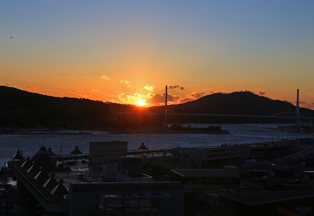 写真: 朝陽昇る気仙沼港