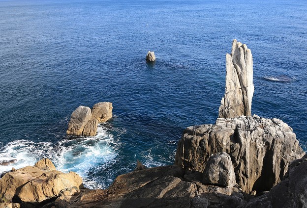 写真: 奇岩と青い海
