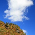 磐司岩に雲浮かぶ