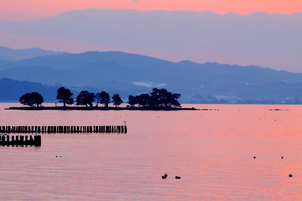 写真: 黄昏ゆく湖